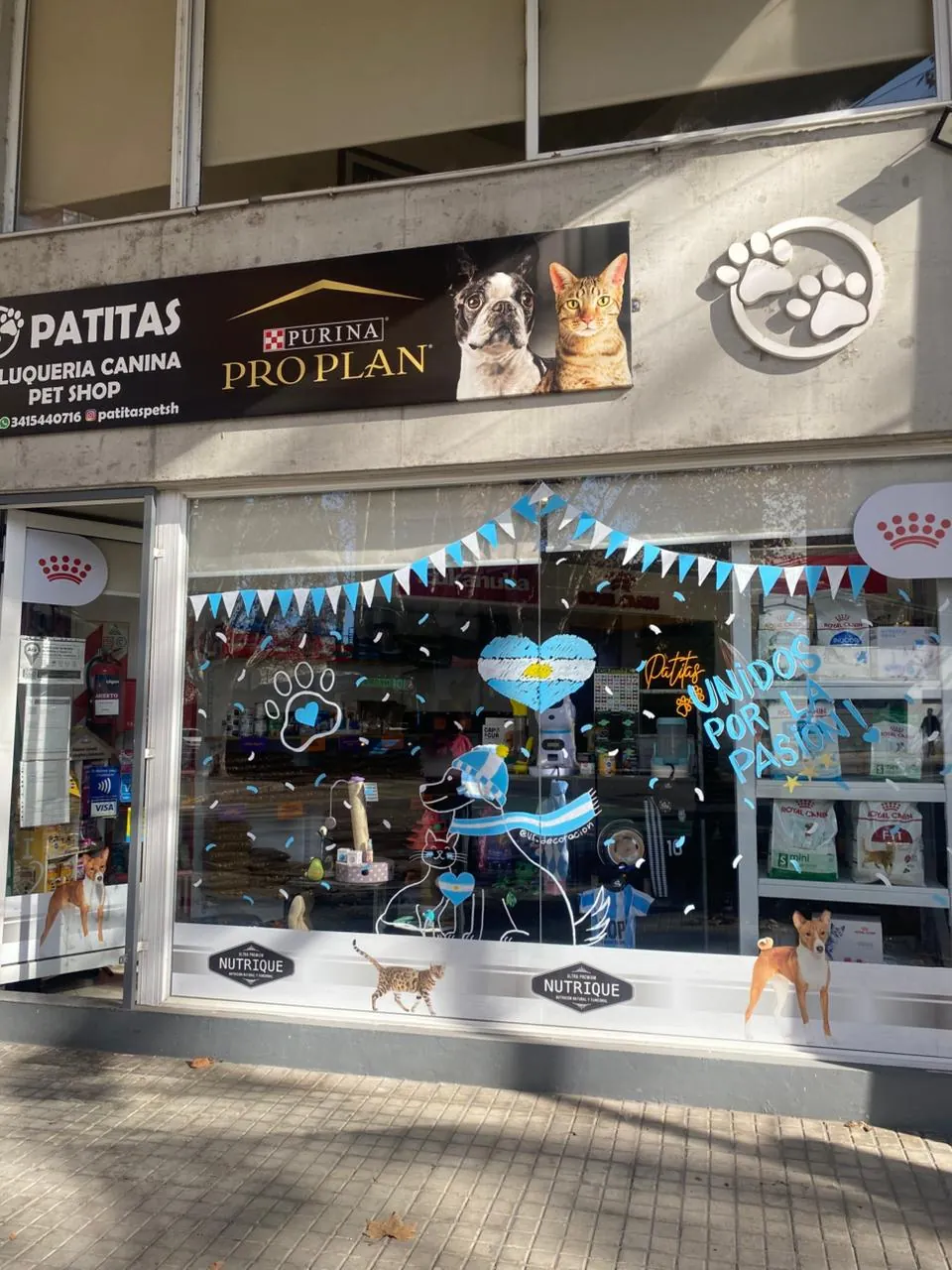 Vidriera de Patitas decorada por Argentina